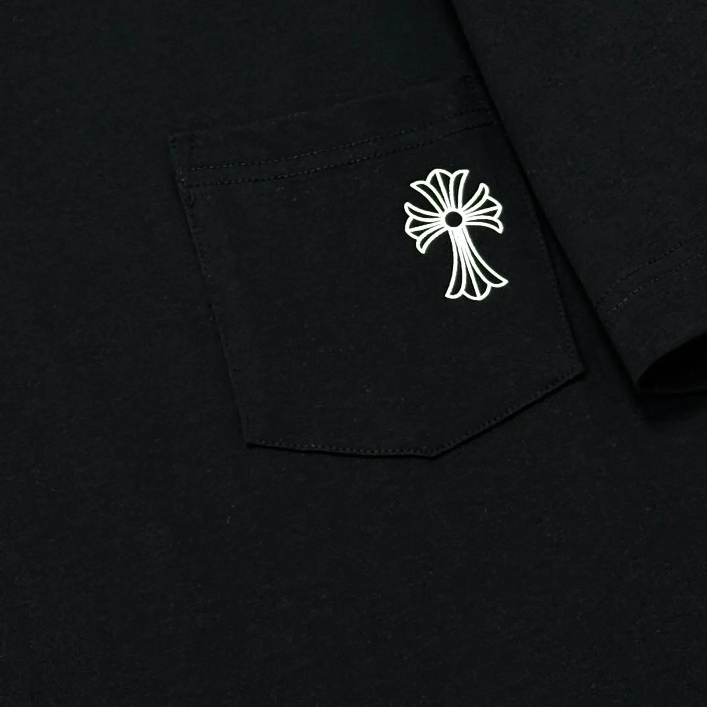 P170 Chrome Hearts 25 high-end versions. The fabric is made of 300 grams of high-density pure cotton. It does not deform or shrink. It has three labels. It is the same style for men and women. Technology: suede foaming + digital printing. Color: white, black. SIZE: S-XL.